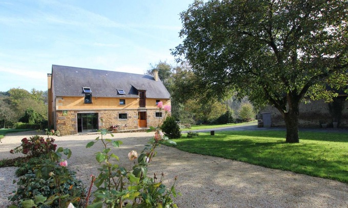 Le Parc Cottage | Charming cottage in Braffais with private garden and pets allowed
