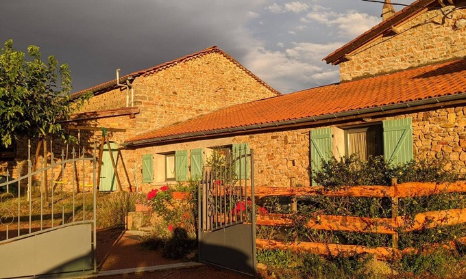 Neulise Cottage | Charming cottage in Neulise, pets welcome, parking, internet