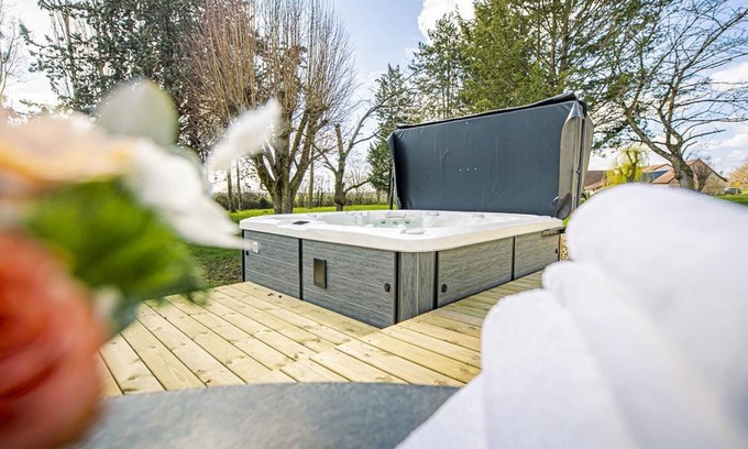 Saulcet Cottage | Charming Cottage in Vineyards with Spa and Terrace