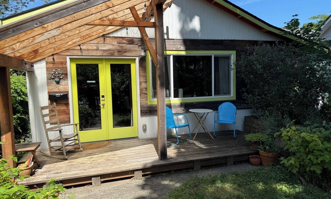 Woodlawn Cottage | Charming cottage in walkable/bikable ‘hood to shops and restaurants w/WiFi, AC