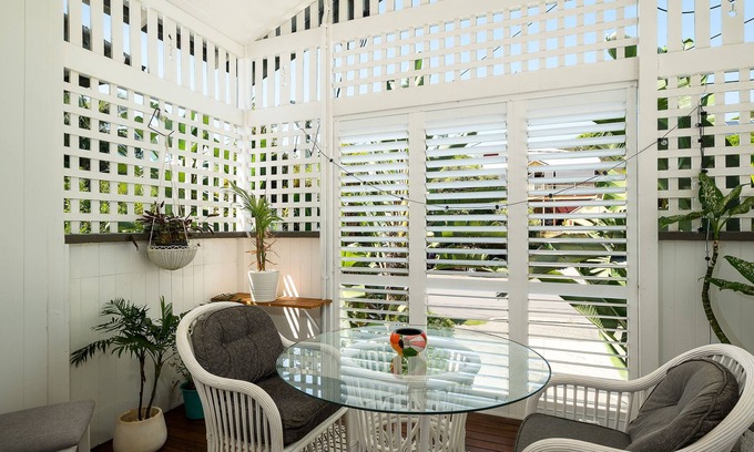 Milton House | Charming Cottage Milton Quiet St Walk Suncorp Tropical Outlook free car park.