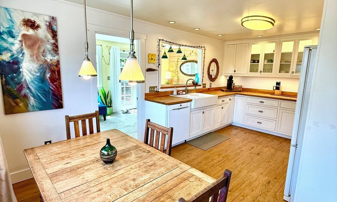 Southeastern Sacramento House | Charming Cottage Near Downtown Sac with Office & Fast WiFi