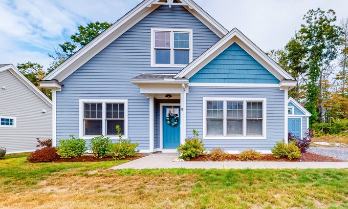 Arundel Cottage | Charming cottage on a preserve with grill, WiFi, W/D, pool, gym, & game room