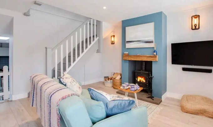 Ferryside Cottage | Charming Cottage Retreat by Ferryside Beach and steps from Welsh Coastal Path