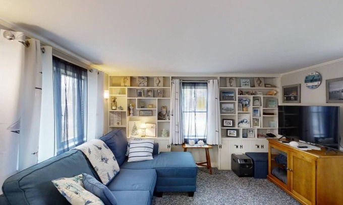 West Yarmouth Cottage | Charming Cottage Close to Hedge Row and Englewood Beaches