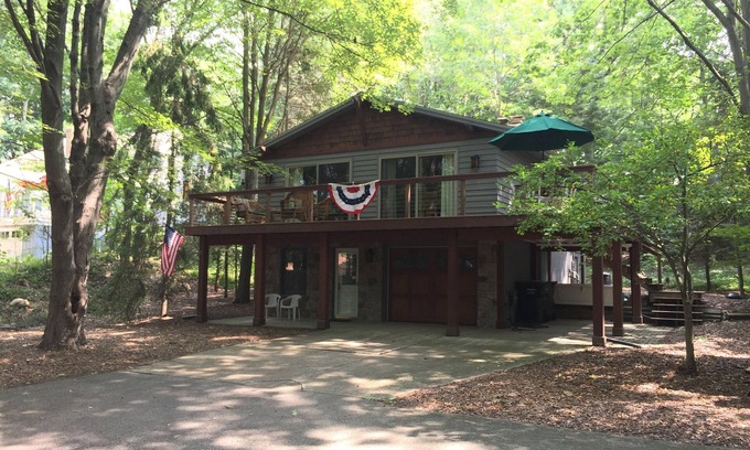 Holland Cottage | Charming cottage with access to private Lake Michigan beach in Holland, MI