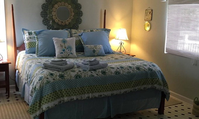 Roanoke Cottage | Charming Cottage With City Comfort