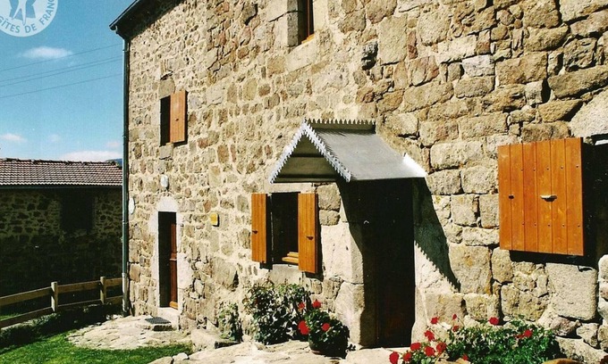 Burdignes Cottage | Charming Cottage with Wifi and Fireplace in the Countryside