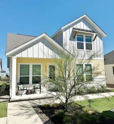 New Braunfels House | Charming Cottage - Yellow Haus near Gruene