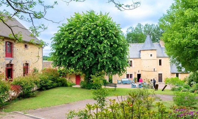 Asnieres sur Vegre Cottage | Charming Countryside Cottage with River Views, Near Historic Manor House
