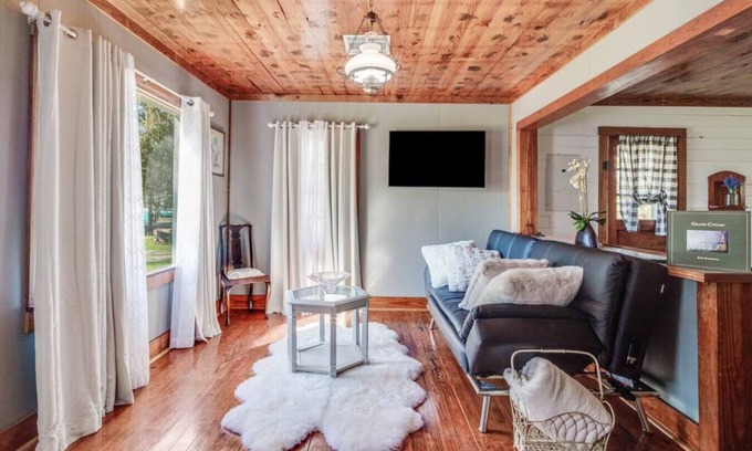 Sunset House | Charming Country Retreat