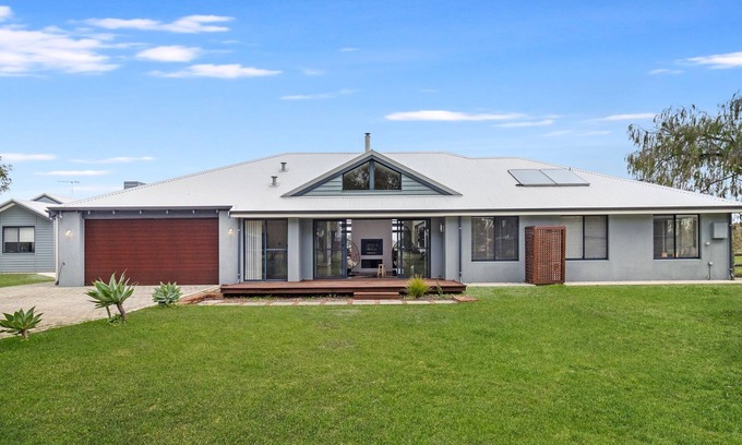 Bovell House | Charming Countryside Getaway: Cozy Farm View Retreat in Bovell