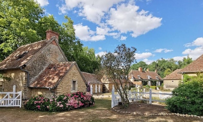 Maresche Cottage | Charming Countryside Retreat: Heated Pool, Tennis, Games Room - Near Le Mans