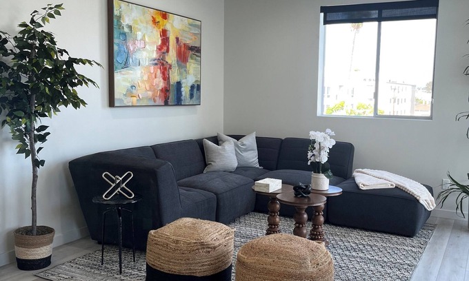 Beverly Grove Apartment | Charming & Cozy Retreat in the Heart of LA - Walk to The Beverly Center!