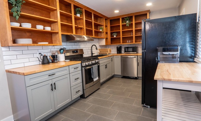 Locust Grove House | Charming Creekside Gem near Downtown