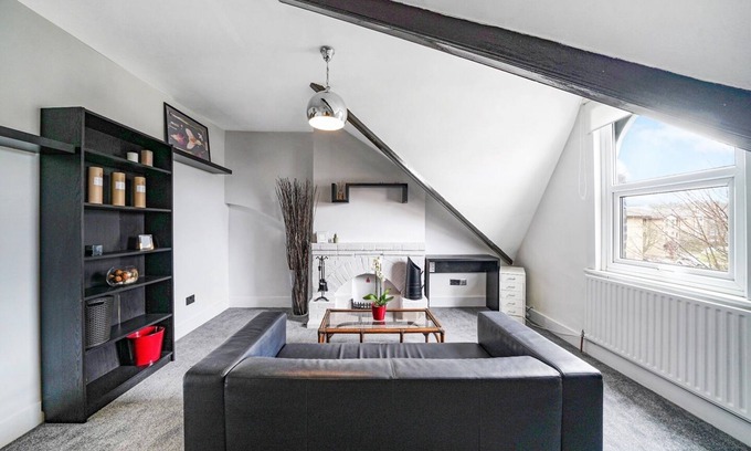 Forest Hill House | Charming Designer Cosy Loft Apartment