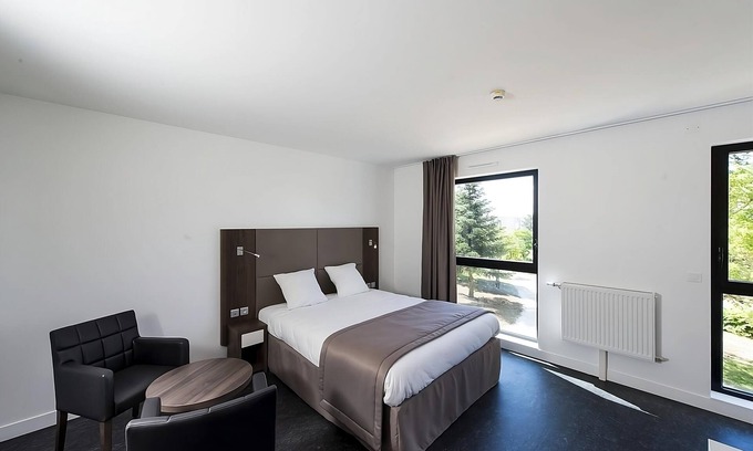 Dijon Hotel | Charming Dijon Studio Supérieur | Garden, Free Parking & Easy City Access!