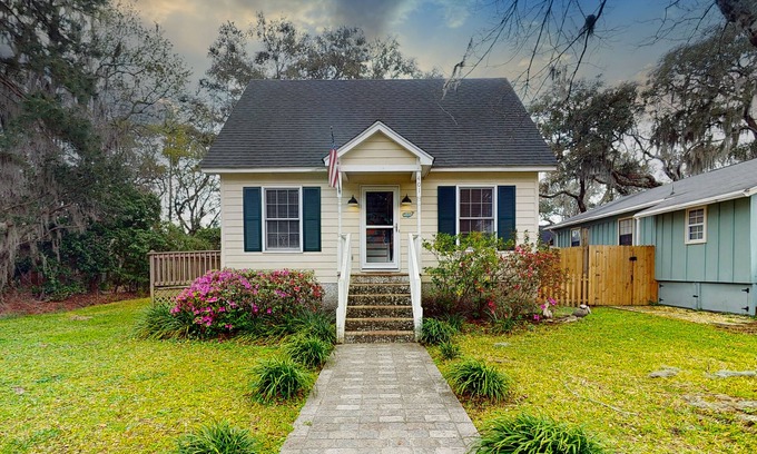 Saint Simons Island House | Charming dog-friendly home with deck, golf nearby, full kitchen, & washer/dryer