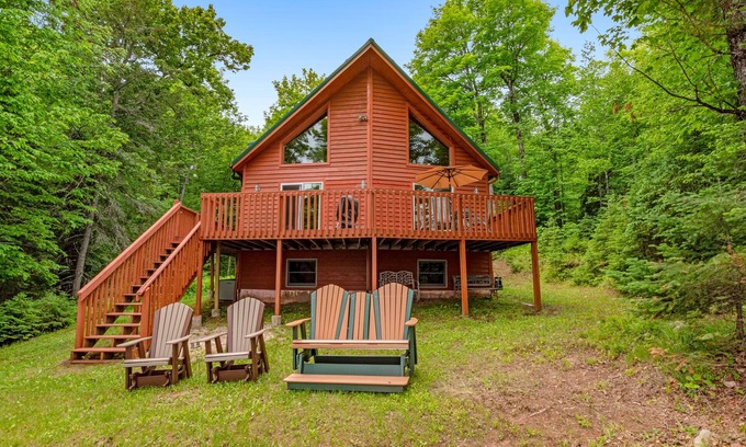 Mercer House | Charming dog-friendly cabin with full kitchen, kayak, firepit & lake view