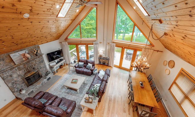 Blakeslee House | Charming Dog Friendly Lake Home Near Trails w/Dock