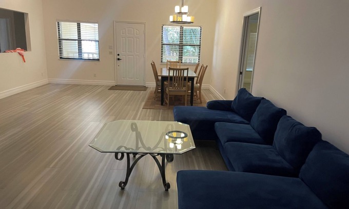 Stuart House | Charming EnSuite in a SFH 1n Stuart with WiFi, AC