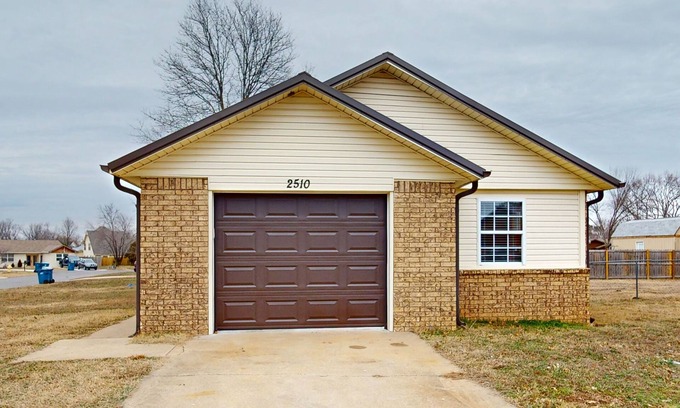 Bentonville House | Charming Family Home with Pet-Friendly Yard and Modern Comforts