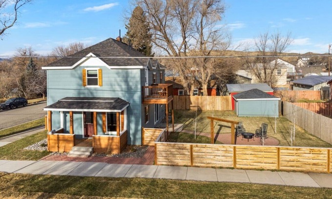 Sleeping Giant Estates House | Charming family retreat in Livingston