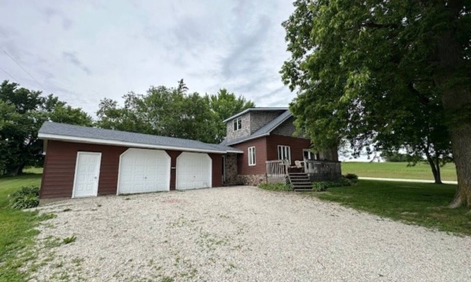 Spring Valley Other | Charming farmhouse with 4 bedrooms and WiFi, AC near Spring Valley