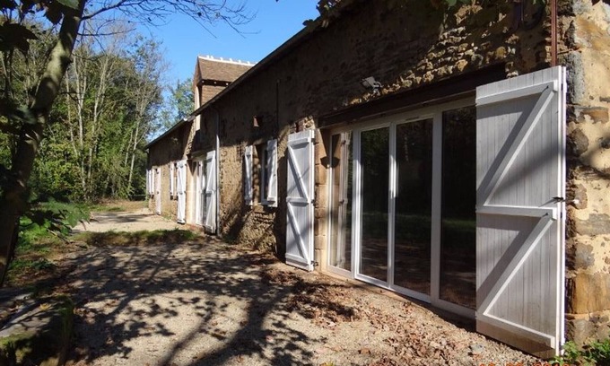 La Bazoge Cottage | Charming Farmhouse Near Le Mans: Modern Amenities, 5 Bedrooms, BBQ, and Private Terrace