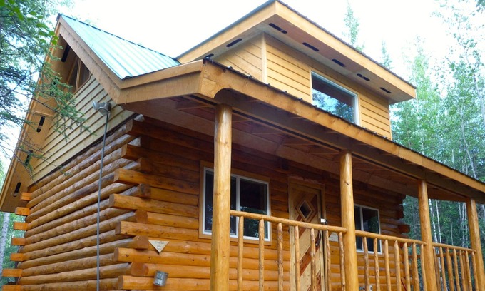 Fairbanks Cabin | Charming forest cabin -sled dogs