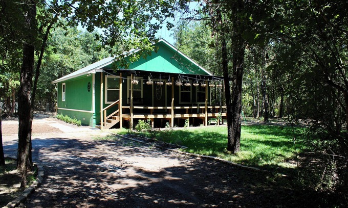 Hawkins House | Charming Forest Retreat with Modern Amenities – Perfect Getaway!
