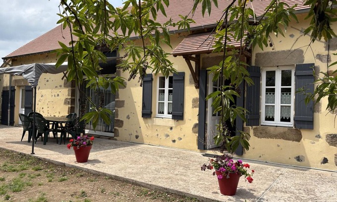 Bourbon-l'Archambault Cottage | Charming independent farmhouse, pets allowed, terrace and garden