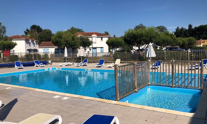 Saint-Brevin-l'Ocean House | Charming Maisonette with Pool, Terrace, and Private Parking near Atlantic Coast