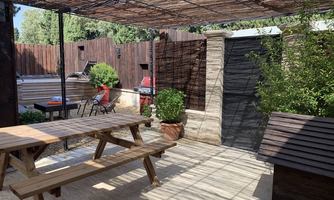 St.-Remy-de-Provence Other | Charming guest house with patio and jacuzzi, not overlooked.