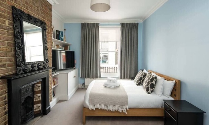 Munster House | Charming Fulham Home Spacious with Modern Touches