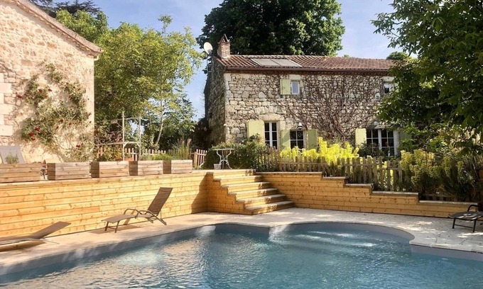 Lusignan-Petit Cottage | Charming gîte in a green setting