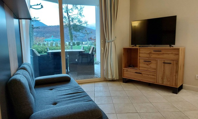 Duingt Apartment | Charming garden studio on the shores of Lake Annecy