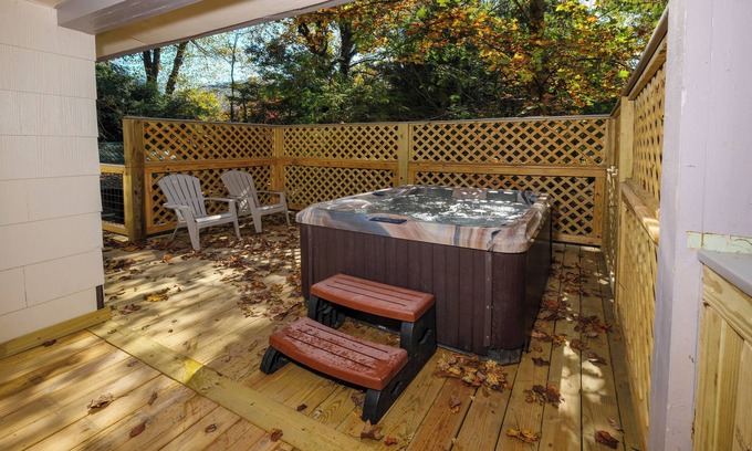 Gatlinburg House | Charming Gatlinburg cottage less than a mile from downtown!