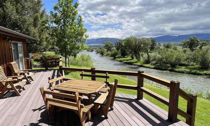 Ennis House | Charming Getaway on the Banks of the Madison River
