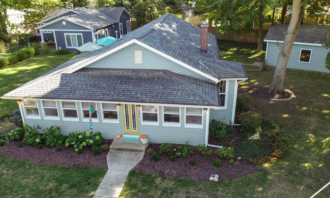 Saugatuck Cottage | Charming Getaway Walking Distance to Downtown
