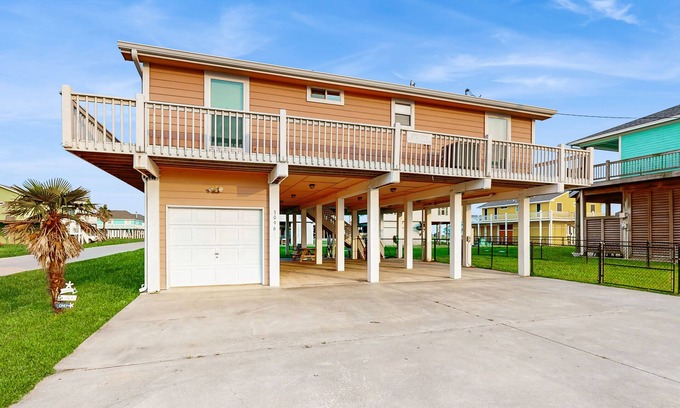 Port Bolivar House | Charming | Gulf Views | Large Deck | Dog Friendly