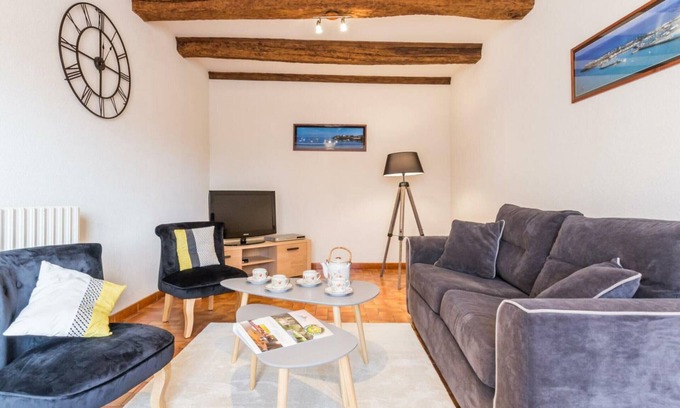Saint-Pierre-Langers Cottage | Charming House in Saint-Pierre-Langers with Parking