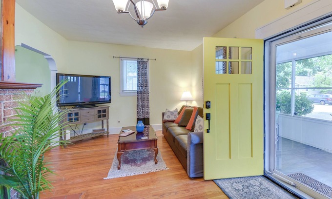 Hampton House | Charming Hampton Home ~ 7 Mi to Buckroe Beach!
