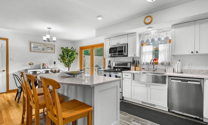 East Harwich House | Charming Harwich Home—Relax & Explore Cape Cod