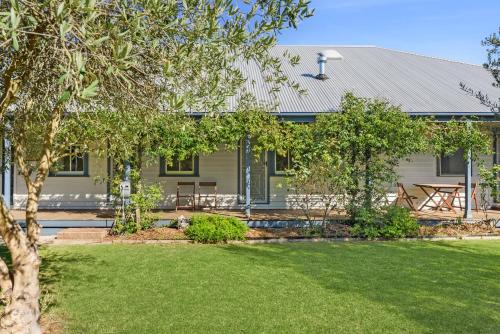 St Leonards House | Charming Heritage Haven 'Ye Olde St Leonards Hotel' 3 Bedroom, Pet Friendly, Fire Place, Free Wifi & Netflix, Walk to Beach & Shops