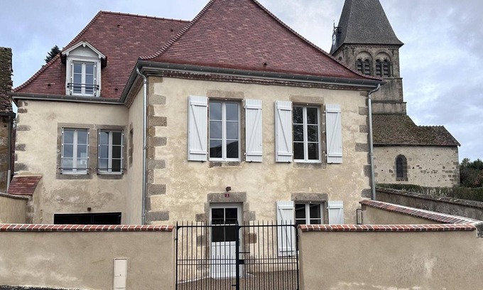 Theneuille Cottage | Charming historic cottage in Theneuille with tranquil outdoor areas