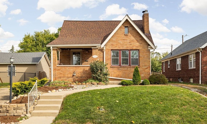 Indianapolis House | Charming Historic Fully Updated Home- Sleeps 12-13. Pet friendly!