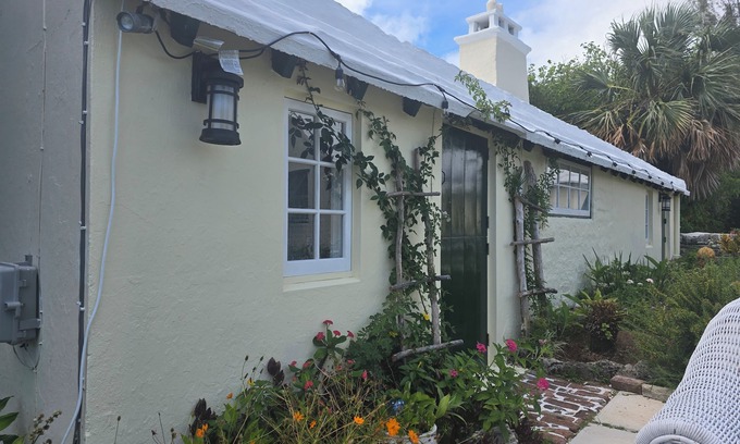 Warwick Cottage | Charming Historical 1-bedroom cottage in central Bermuda with WiFi, AC
