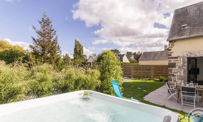 Lingreville Cottage | Charming house with private spa, near beaches, accommodates 3