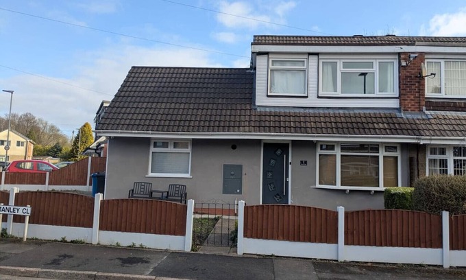 Leigh House | Charming Home Office x2 Living Rooms Driveway Parking